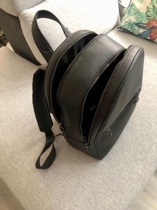 Mochila de piel negra
