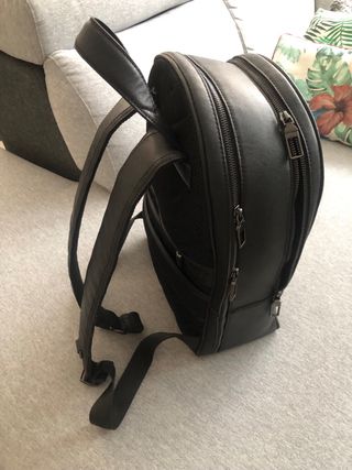 Mochila de piel negra
