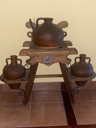 Trípode madera con 3 cántaros barro