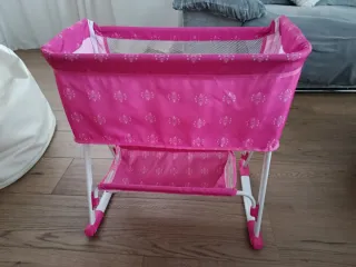 Cuna balancín rosa para muñecas