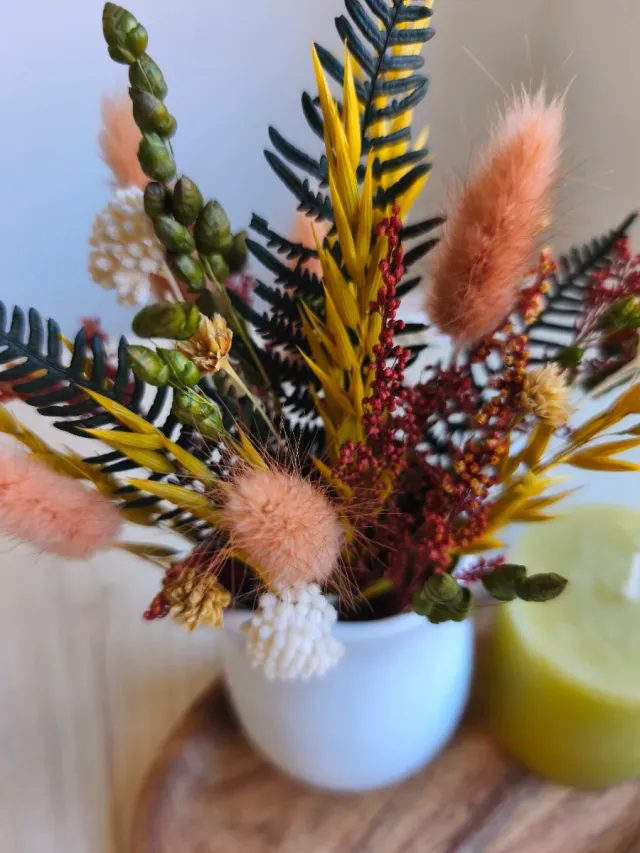 Centro floral con vela decorativa