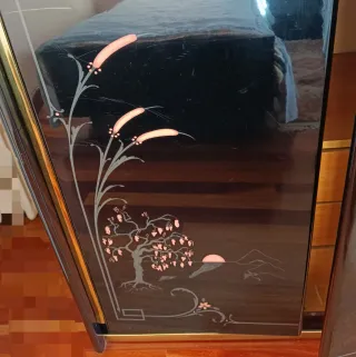 Armario vintage negro con detalles dorados