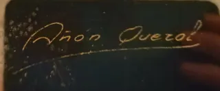 Armario vintage negro con detalles dorados