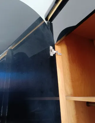 Armario vintage negro con detalles dorados