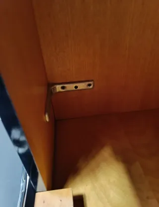 Armario vintage negro con detalles dorados