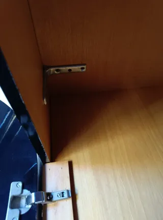 Armario vintage negro con detalles dorados