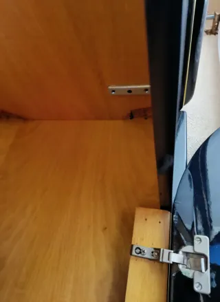 Armario vintage negro con detalles dorados