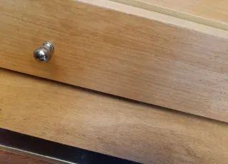 Armario vintage negro con detalles dorados