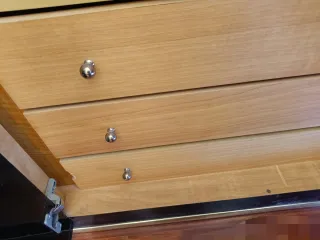 Armario vintage negro con detalles dorados