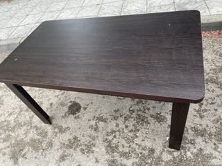 Mesa de comedor de madera oscura