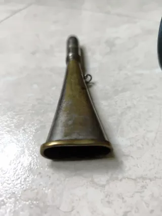 Silbato antiguo de metal