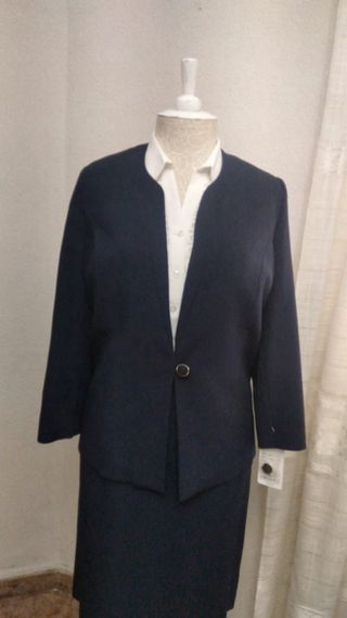 Traje de chaqueta y falda azul marino.