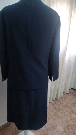 Traje de chaqueta y falda azul marino.