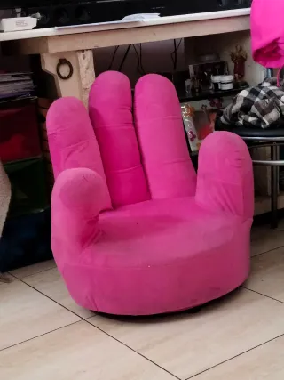 Sillón en forma de mano.