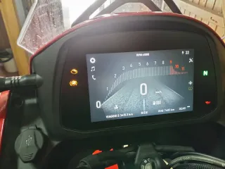 Moto roja estilo aventura