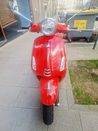 Moto eléctrica roja - 2 meses de uso