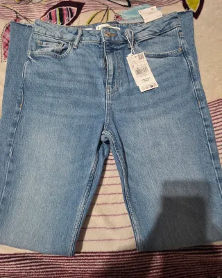 Jeans acampanados Mango talla 38