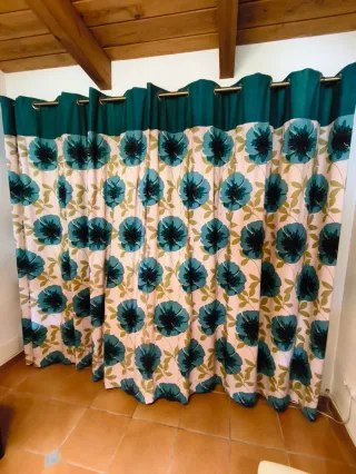 Cortinas con flores azules