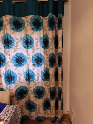 Cortinas con flores azules