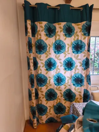 Cortinas con flores azules