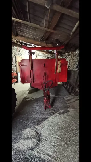 Remolque tractor rojo. Tiene documentación e itv