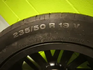 Llanta+Neumático 235x50x19 marca Continental.