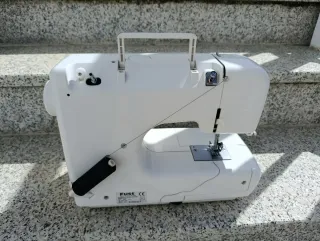 Máquina de coser Novamatic 2000