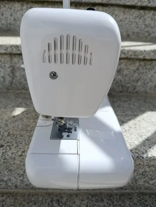 Máquina de coser Novamatic 2000