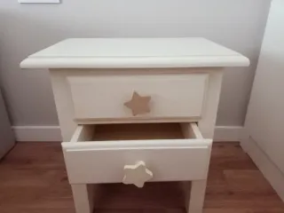 Mesita de noche infantil, pintada a mano.