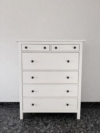 Cómoda blanca de madera
