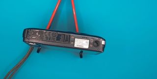 Cámara Olympus D-745 en su caja