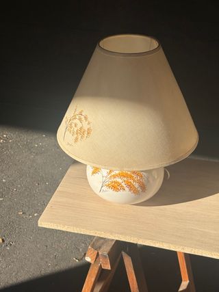 Lámpara de mesa floral beige y naranja