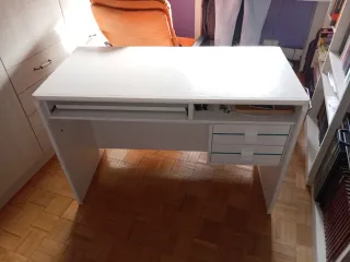 Escritorio blanco con cajones