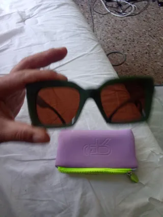 Gafas de sol verdes y marrones