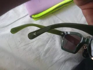 Gafas de sol verdes y marrones