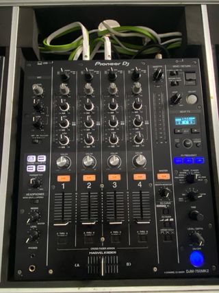 2 Pioneer CDJ 2000 Nexus + 1 DJM 750 MKII