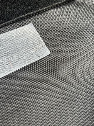 Alfombra de cocina negra con diseño de cubiertos