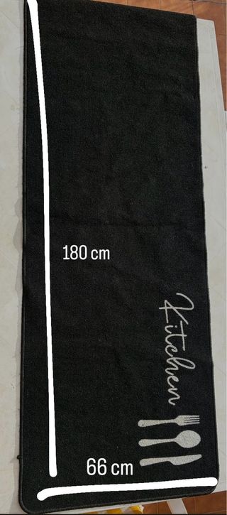 Alfombra de cocina negra con diseño de cubiertos