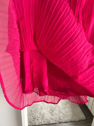 Vestido palabra de honor plisado fucsia