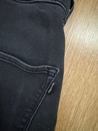 Vaqueros pitillo Bershka negros