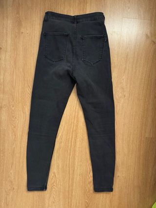 Vaqueros pitillo Bershka negros