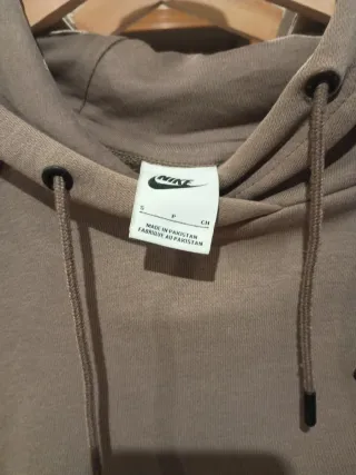 Sudadera Nike con capucha marrón