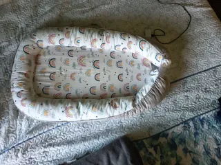Nido para bebé con estampado de arcoíris