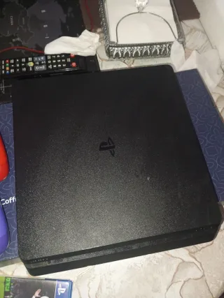 Consola PS4 + 2 Mandos (Rojo y Morado)