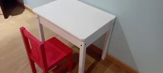 Pupitre infantil y silla roja