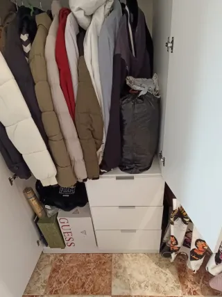 Armario blanco de madera y plástico