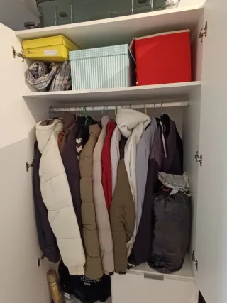 Armario blanco de madera y plástico