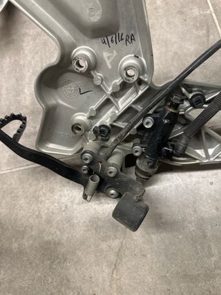 Estribera Derecha BMW 310R  Completa