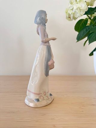 Figura porcelana Nadal mujer con cesta