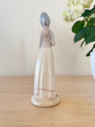 Figura porcelana Nadal mujer con cesta
